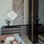 Decorazione camera da letto romantica con pellicole adesive e stampe digitali