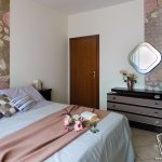Camera da letto romantica decorata con stampe digitali floreali