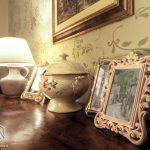 Cornici e lampada country vintage su mobile antico