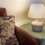 Angolo salotto vintage con lampada shabby