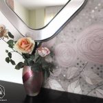 Vaso dipinto a mano e stampa digitale in camera da letto glamour